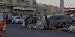 فوضى الباعة الجائلين.. بضائع مجهولة على أسوار سوق الدمام المركزي - الصبح