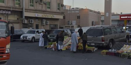 فوضى الباعة الجائلين.. بضائع مجهولة على أسوار سوق الدمام المركزي - الصبح