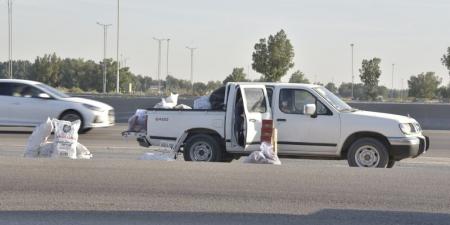 صور.. فوضى ”السوق العشوائية“ تشوه طريق مطار الملك فهد بالدمام - الصبح