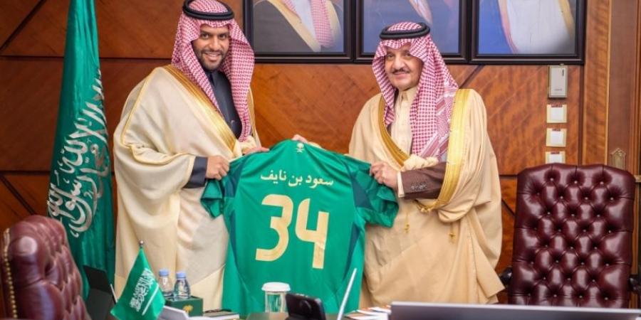 أمير الشرقية يتابع سير مشروع "توثيق تاريخ كرة القدم السعودية" - الصبح