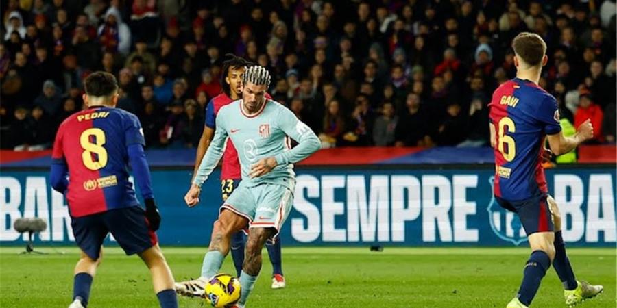 برشلونة يواصل نزيف النقاط ويخسر أمام أتلتيكو مدريد بالوقت القاتل - الصبح