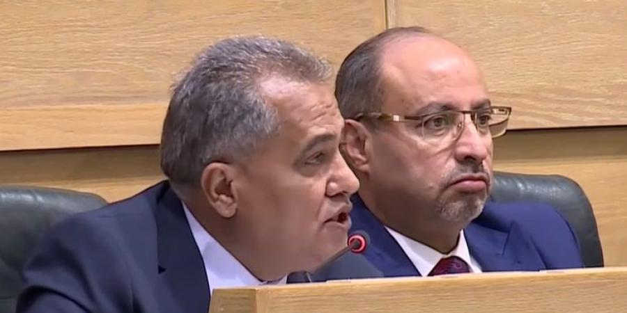 هميسات عن حكومة بشر الخصاونة: كانت بياعة كلام.. واستهجن قيام الوزير العودات بالتواصل مع موظف #عاجل - الصبح